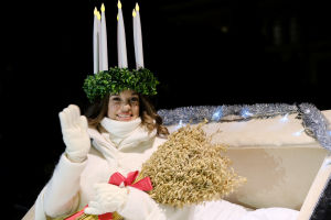 Lucia vinkar innan hon åker i väg i sin vagn. Lucia vinkar från sin vag.