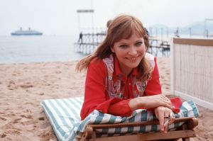 Anna Karina på filmfestivalen i Cannes i maj 1973. Anna Karina ligger på stranden i Cannes.