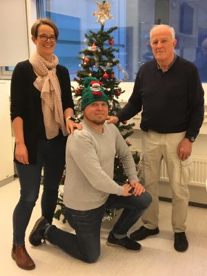 De här tre hittade på rim efter rim i rimstugan i Vega på lördag Rimpatrull anno 2019 består i år av författaren Katarina von Numers-Ekman, pensionerad kirurg och tidigare radiodoktor Herman von Numers och Kike Bertell, bekant röst på Yle Vega.