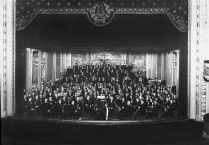 Helsingin kaupunginorkesteri Kansallisteatterissa 1926. Robert Kajanuksen 70 -vuotisjuhlakonsertti. Etualalla kapellimestari Robert Kajanus ja konserttimestari Arvo Hannikainen.