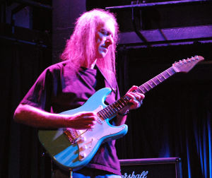 Fuusiojazzkitaristi Scott Henderson soittaa stratomallista kitaraa. Fuusiokitaristi Scott Henderson soittaa Stratocaster-tyyppistä kitaraa.
