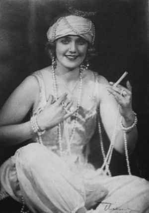 Mary Hannikainen o.s. Spennert oli suomalaisen operetin säihkyvä tähti. Sopraano Mary Spennert-Hannikainen operetin roolipuvussa noin 1920-luvulla.