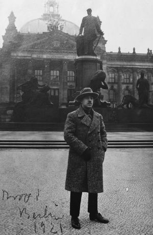 Arvo Hannikainen Berliinissä vuonna 1921. Äidin, Alli Hannikaisen mukaan Arvolla oli "syvähenkisyyteen taipuva mieli". Viulutaiteilija Arvo Hannikainen Berliinissä 1921.