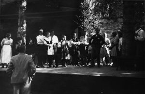 Aino Ackté järjesti neljännet ja viimeiset oopperajuhlansa Olavinlinnassa kesällä 1930. Ohjelmaan sisältyivät Leevi Madetojan Pohjalaisia ja Ilmari Hannikaisen musiikkinäytelmä Talkootanssit. Talkootanssit, jota kuvassa harjoitellaan, oli kantaesitys ja Acktén tilaus. Mary Hannikaisella oli molemmissa teoksissa naispääroolit, hän esitti sekä Pohjalaisten Liisaa että Talkootanssien Helviä. Ilmari Hannikaisen Talkootansseja harjoitellaan Savonlinnan Oopperajuhlilla 1930.