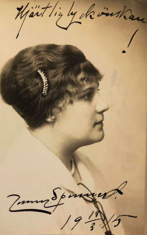 Oopperalaulaja Jenny Spennertin veljentyttärelleen ja oppilaalleen Marylle omistama valokuva vuodelta 1915. Jenny Spennertin valokuva omistuksella veljentyttärelle Mary Spennertille 1915.