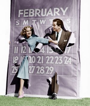 Februari var den gamla romerska kalenderns sista månad. Ett par kommer ut genom en stor papperskalender.