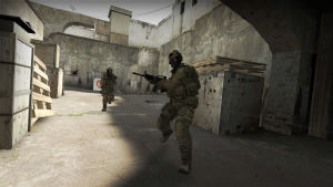 Counter-Strike-pelissä viisihenkiset joukkueet taistelevat toisiaan vastaan. Toinen joukkue esiintyy terroristeina, toinen poliisien erikoisjoukkoina. Kuva Counter-Strike-pelistä.