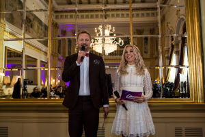 UMK:n juontajat Mikko Silvennoinen ja Krista Siegfrids Kämpin Peilisalissa.