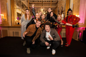 UMK-finalistit yhdessä YleX Aamun juontajien kanssa. Vas: Catharina Zühlke, Viv (F3M), Köpi (edessä), Sansa (takana keskellä), Baby O (F3M), Viki (edessä), Miara (F3M, takana) Aksel Kankaanranta (takana), Erika Vikman, Tika.