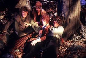Näyttelijät Taneli Mäkelä (roolinimi Frodo), Pertti Sveholm (roolinimi Sam), Jari Pehkonen (roolinimi Pippin) ja Jarmo Hyttinen (roolinimi Merri).