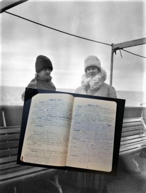I en almanacka för år 1918 har Ruth Munck tecknat ner olika intressanta och minnesvärda händelser. Här ett uppslag med anteckningar från resan hem till Finland ombord på S/S Arcturus. Ruth Munck (till vänster) ombord på Arcturus. Ruth Munck och Marta Öhquist ombord på S/S Arcturus i februari 1918.