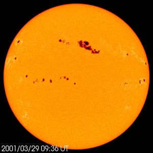 Auringonpilkkuja SOHO-satelliitin kuvaamana vuonna 2001.