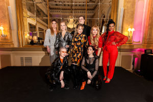 UMK-finalistit Kämpin Peilisalissa. Vasemmalta: Catharina Zühlke, Sansa, Aksel Kankaanranta (ylhäällä keskellä), F3M-yhtyeen Viv, Baby O ja Miara (alhaalla ja keskellä), Erika Vikman, Tika (viimeinen oikealla).