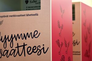 Låda för klädinsamling.