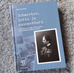 Elina Virtanen har forskat i hur Ruth Munck ville minnas sin tid bland jägarna och SS-soldaterna, och vilken bild hon ville ge av sig själv och sin verksamhet. Elina Virtanens bok om Ruth Munck.