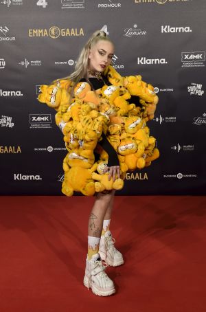 Pinsku i sin Gustaf-klänning stal showen. En blond kvinna i en klänning konstruerad av mjukisdjur.