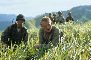 Nick Nolte Terrence Malickin elokuvassa Veteen piirretty viiva. Nick Nolte ja muita sotilaita heinäpellossa, elokuvasta Veteen piirretty viiva.