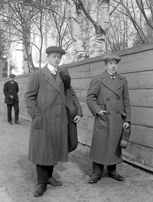 Veljekset Tauno ja Arvo kotikaupungissaan Jyväskylässä vuonna 1913. Veljekse Tauno ja Arvo Hannikainen kadulla soittimet kainalossa. Kuva vuodelta 1913.