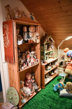 Nukkekodit, nukkeja sekä niihin liittyvistä tavaroita on tuhansia ja niitä varten on oma huone.Maija Almgrenin, 