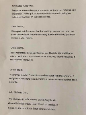 Den här informationen fick gästerna inskjutet under hotellrumsdörren på tisdagsmorgonen. Information på flera språk om att på grund av en hälsorisk har hotellet stängts ner.