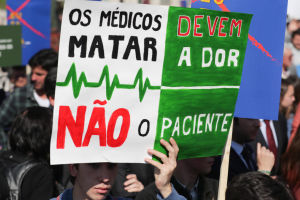 Protest mot ny eutanasilag i Portugal: "Läkare borde döda smärtan, inte patienten" Protest mot eutanasilag i Lissabon 20 februari 2020.