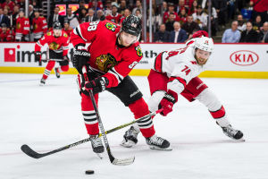 Jaccob Slavin kan det här med att vinna puck. Jaccob Slavin försvarar mot Patrick Kane.