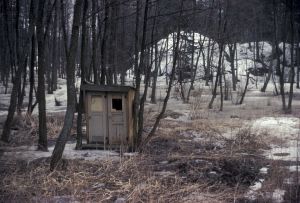 Rakennusjätteistä koottu asumus metsikössä (1980-luku)