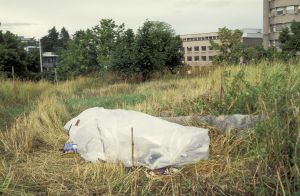 Asunnoton on rakentanut muovista väliaikaisen suojan Helsingissä (1991) Asunnoton on rakentanut muovista väliaikaisen suojan Helsingissä (1991)