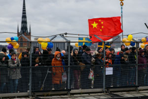 Stockholmarna följde nyfiket med när bron anlände - några timmar innan åtgärderna mot coronaviruset förbjöd stora folksamlingar. Människor i rad på Katarina gångbro för att titta på när Slussbron anländer.