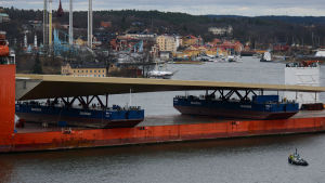 Det tog 70 dagar för bron att komma till Stockholm från Kina. Närbild på Slussbron liggandes på fartyget.