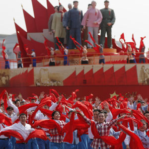 Det kommunistiska Kinas 70-årsjubileum firades på Himmelska fridens torg i Peking i början av oktober 2019. Personer i parad med röda flaggor.