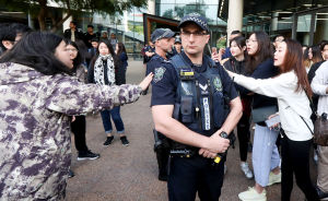 Demonstrationer har ställvis utmynnat i handgemäng mellan Kina-kritiker och Kina-sympatisörer. Bild från Adelaide, augusti 2019. Polis står mellan två grupper av demonstranter.