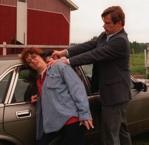 Susanna Haavisto (roolinimi Carola Axelsson) ja Carl-Kristian Rundman (roolinimi Magnus Stolpe) sarjassa Pimeän hehku.