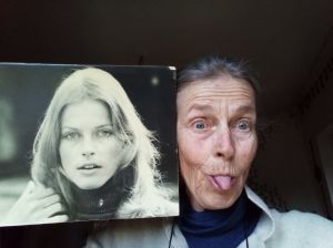 Kirsti Somersalon ottama kuva, jossa hän poseeraa kieltä näyttäen nuoruudenkuvansa rinnalla.