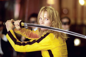 The Bride (Uma Thurman) kostoretkellä elokuvassa Kill Bill: Volume 1 (2003). Uma Thurman miekan kanssa elokuvassa Kill Bill.