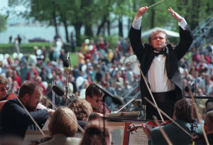 Kapellimestari Mikko Franck johtamassa RSOn Kaivopuiston konserttia 7.6.1998.