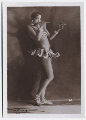Tanssija Josephine Baker poseeraa vanhassa mainoskortissa