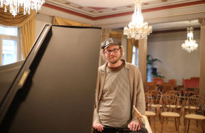 Emil Holmström ei pelkää riskejä: "Soittajan on pakko hyväksyä, että tapahtuu yllätyksiä - ja se on mahtavaa!" Pianisti Emil Holmström.
