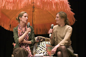 Katja Lindroos haastattelee muotoilija Inga Sempéä oranssin päivänvarjon alla.