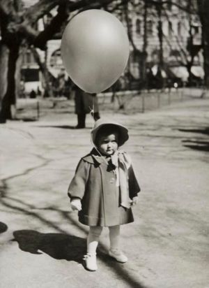 Emma Grandell firar 1 maj i Esplanadparken i Helsingfors år 1940. Emma Grandell på Första maj promenad på Esplanaden år 1940.