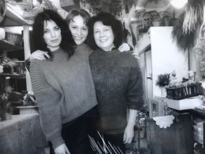 Nanna Susi, Nina Susi ja heidän äitinsä Laura Susi kukkakaupassa.