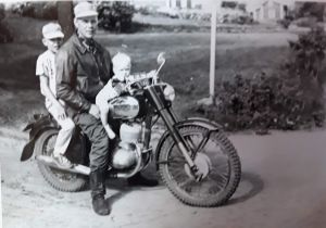 Ari Numminen isän ja isoveljen kanssa Jawan kyydissä 1959 tai 1960.
