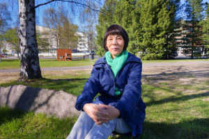 Jin Zhaoyun äiti Chen Zhenping vapautui kiinalaisesta vankilasta 2015 ja asuu nykyään Lapissa. Zhaoyun mukaan äidin toipuminen vaati sairaalahoitoa Suomessa. Falun Gong -harjoittaja Chen Zhenping vapautui kiinalaisesta vankilasta 2015 ja asuu nykyään Lapissa.