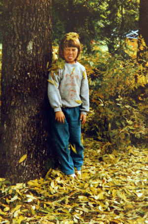 Eva Wahlström på besök hos grannar vid Trädgårdsgatan i Lovisa. Eva Wahlström, 6 år, räcker ut tungan.