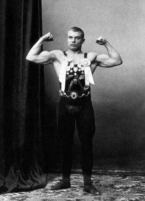 Verner Weckman bäddade för finländsk brottarframgång i början av 1900-talet. Verner Weckman poserar.