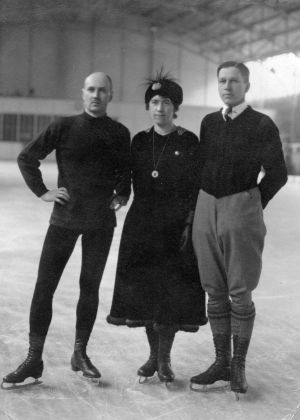 Den finländska idrottartruppen i vintergrenarna i OS 1920. Till höger om Ludowika Jakobsson står hennes partner och äkta man Walter, till vänster Sakari Ilmanen som slutade femma i herrarnas konståkningstävling. Walter och Ludovika Jakobsson tillsammans med Sakari Ilmanen i Antwerpen under OS 1920.