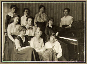 Margaret Alfthan (myöh. Kilpinen) opiskeli 1916–1917 Helsingin Musiikkiopistossa. Istuu kuvassa edessä lattialla.