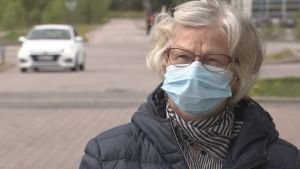 Hilkka Vihervaara. Äldre kvinna med munskydd.