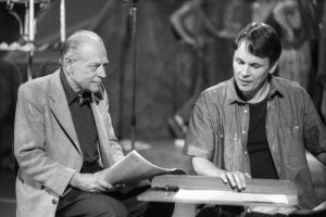 Säveltäjä Erik Bergman ja kuoronjohtaja Matti Hyökki tutkivat Bergmanin sävellystä tv-studiossa syksyllä 1988.