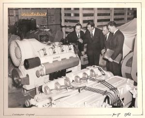 Thorvald Strömberg (längs till vänster) på affärsresa i England 1962. Thorvald Strömberg på besök i motorfabrik i England 1962.